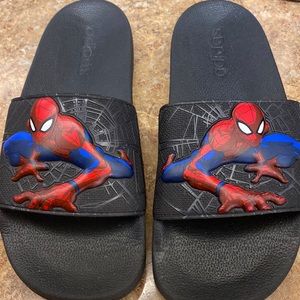 Adidas Kid's Adilette Marvel 🕷️ Spider-Man Slides 4Y